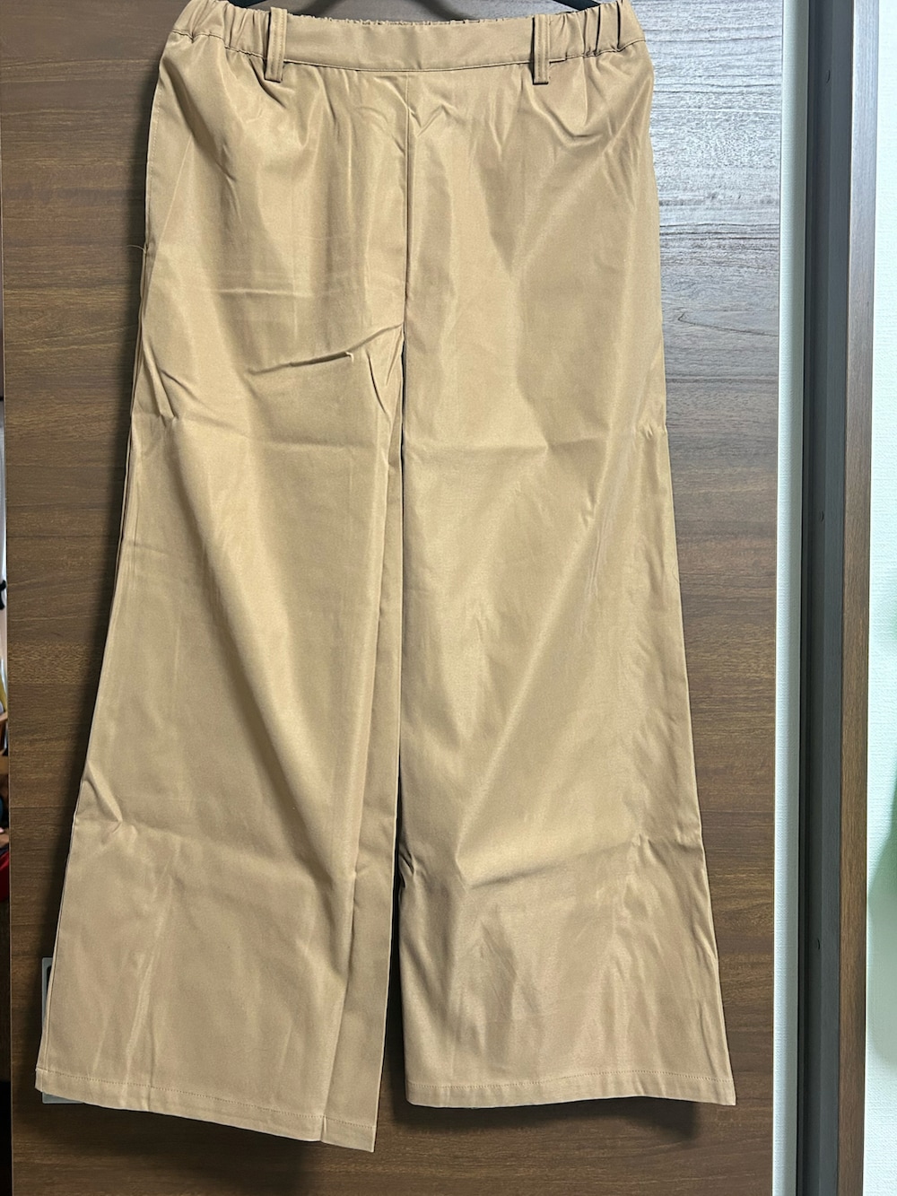 ホワイト系のニット/セーター、ホワイト系のTシャツ/カットソー、ブラック系のパンツを着用したレディースの冬コーディネートの4枚目の写真