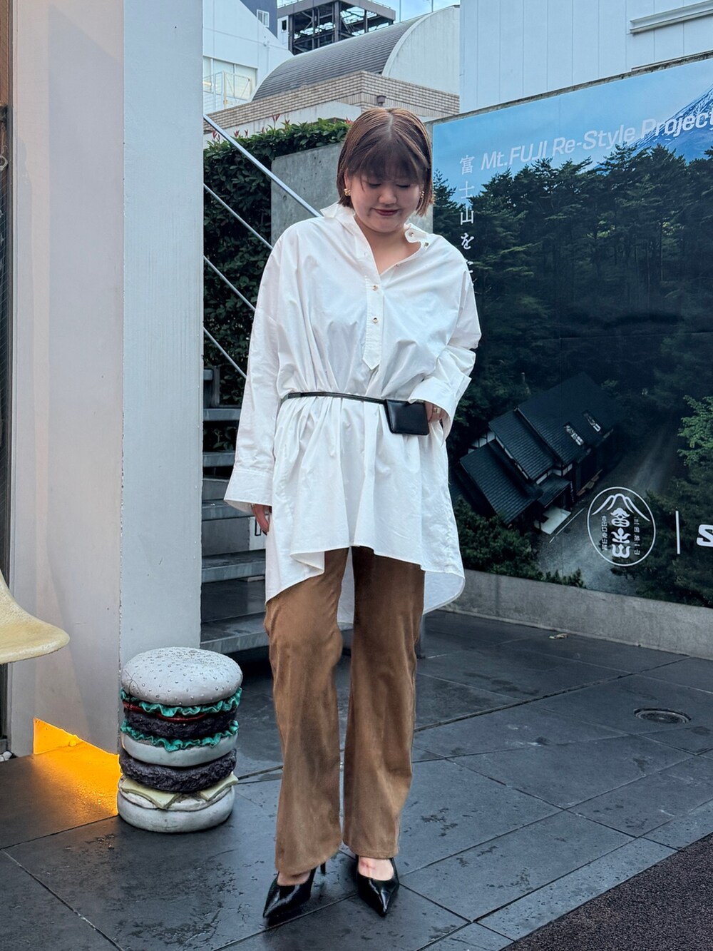 ホワイト系のシャツ/ブラウス、イエロー系のその他パンツ、ブラック系のパンプスを着用したレディースの秋コーディネートの4枚目の写真