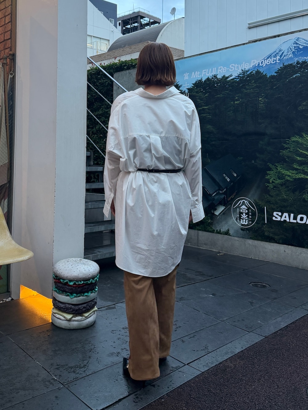 ホワイト系のシャツ/ブラウス、イエロー系のその他パンツ、ブラック系のパンプスを着用したレディースの秋コーディネートの3枚目の写真