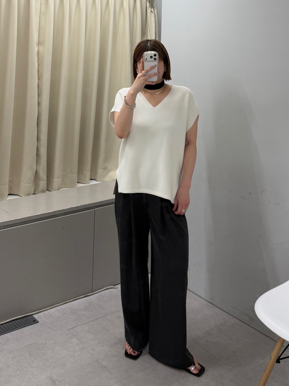 ホワイト系のニット/セーター、シルバー系のサンダル、グレー系のその他パンツを着用したレディースの夏コーディネートの2枚目の写真