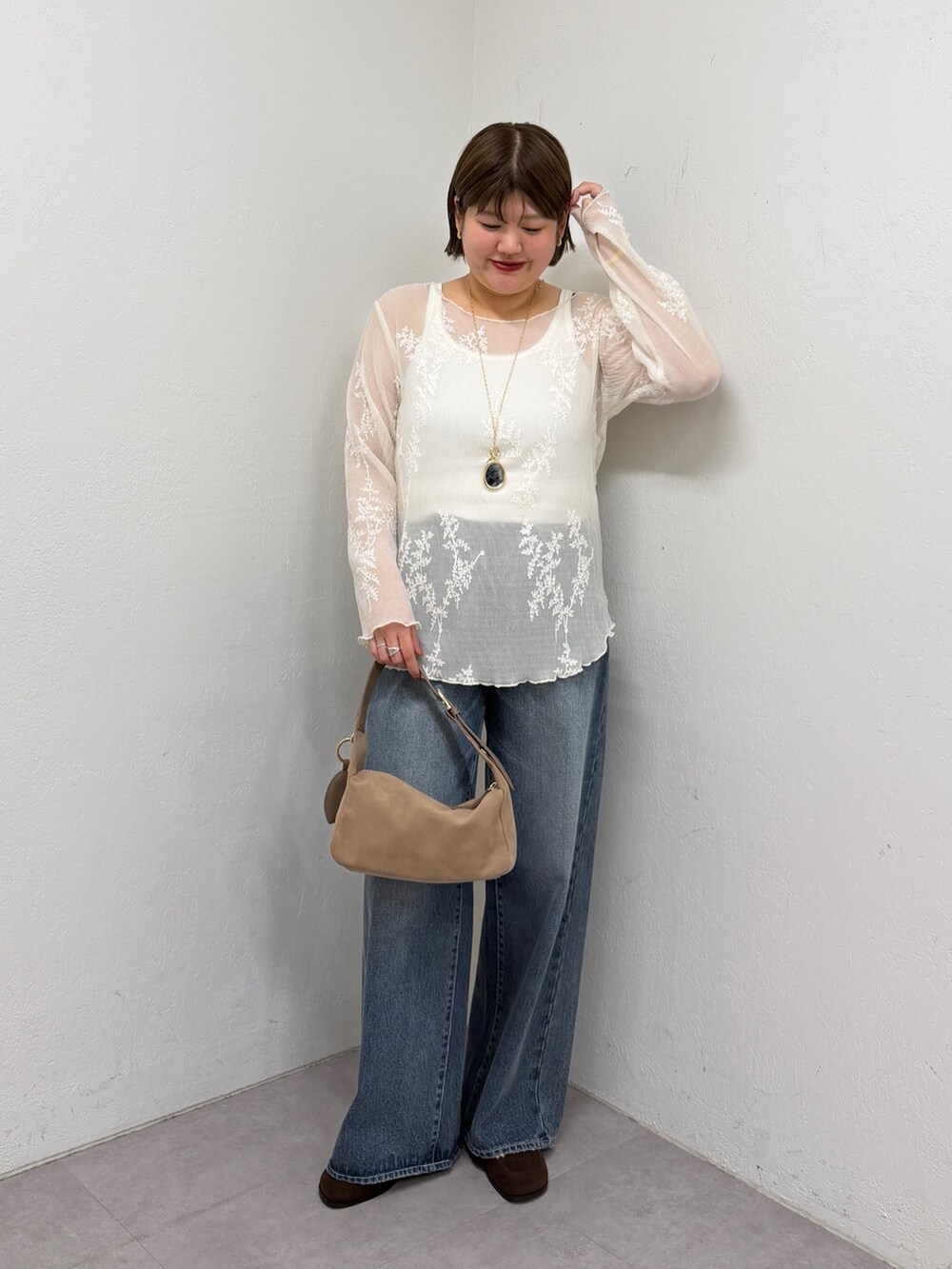ホワイト系のシャツ/ブラウス、ブルー系のデニムパンツ、ブラウン系のローファーを着用したレディースの夏コーディネートの2枚目の写真