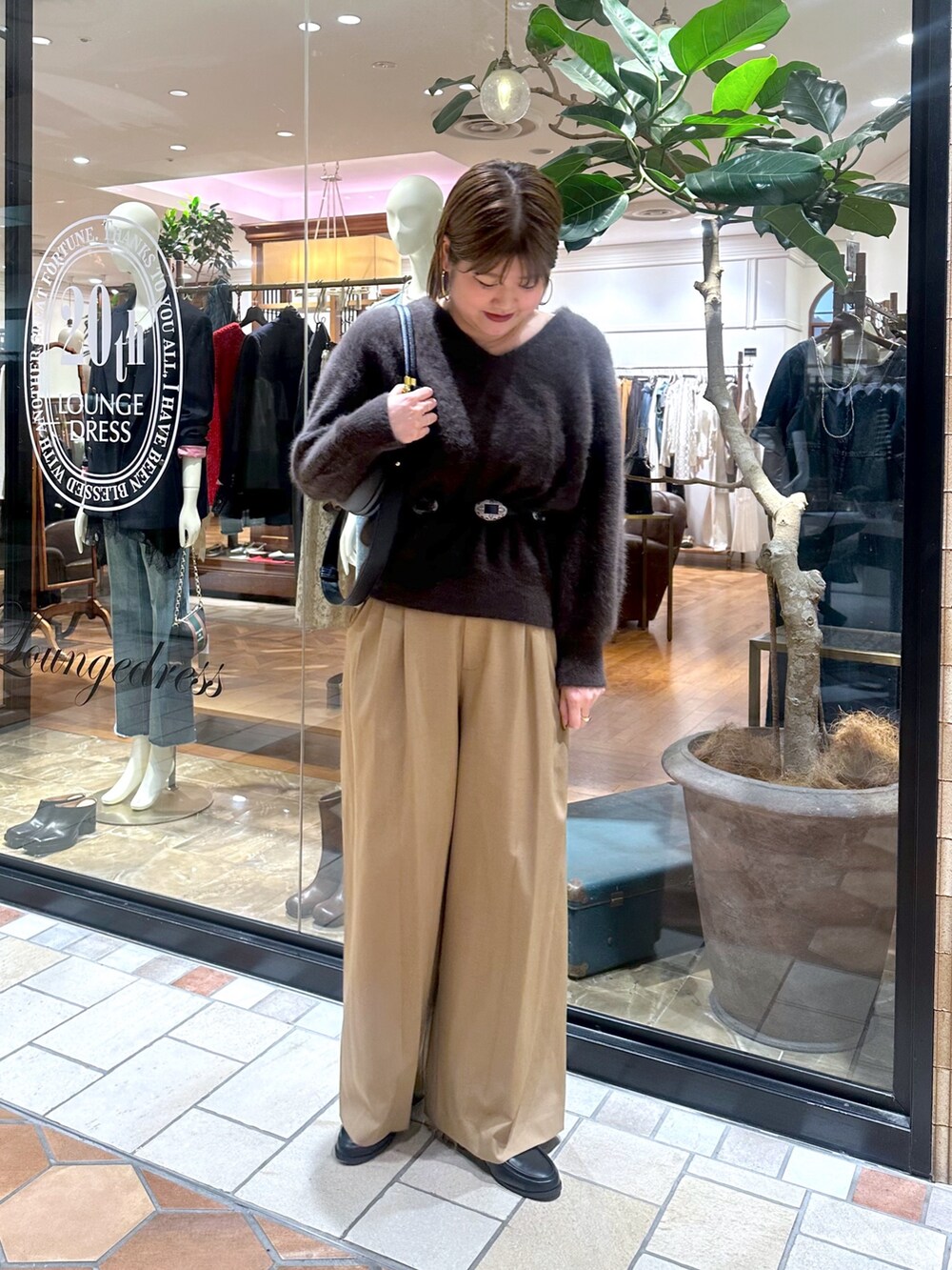 ブラック系のトートバッグ、ブラウン系のその他パンツ、ブラック系のローファーを着用したレディースの秋コーディネートの2枚目の写真