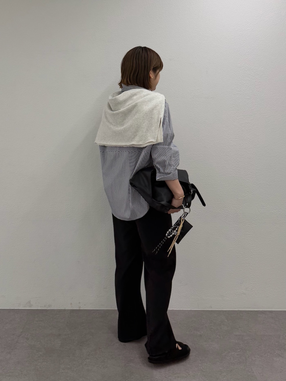 グレー系のスウェット、ブルー系のシャツ/ブラウス、ブラック系のトートバッグを着用したレディースの春コーディネートの3枚目の写真