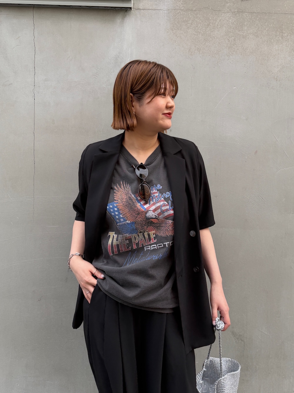 ブラック系のTシャツ/カットソー、ブラック系のその他アウター、シルバー系のショルダーバッグを着用したレディースの夏コーディネートの3枚目の写真