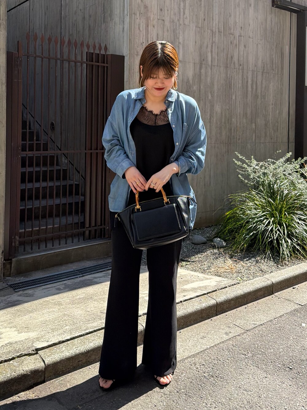 ブルー系のシャツ/ブラウス、ブラック系のハンドバッグ、ブラック系のその他パンツを着用したレディースの春コーディネートの4枚目の写真
