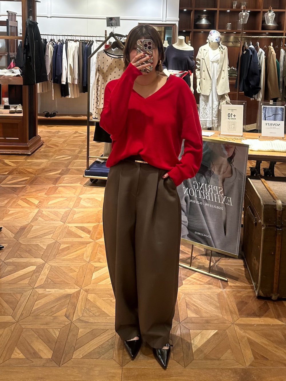 レッド系のニット/セーター、グリーン系のその他パンツ、ブラック系のパンプスを着用したレディースの春コーディネートの2枚目の写真