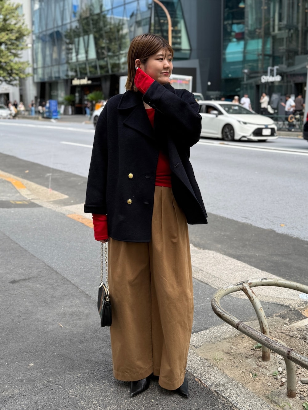 ブルー系のその他アウター、レッド系のTシャツ/カットソー、イエロー系のチノパンツを着用したレディースの秋コーディネートの3枚目の写真