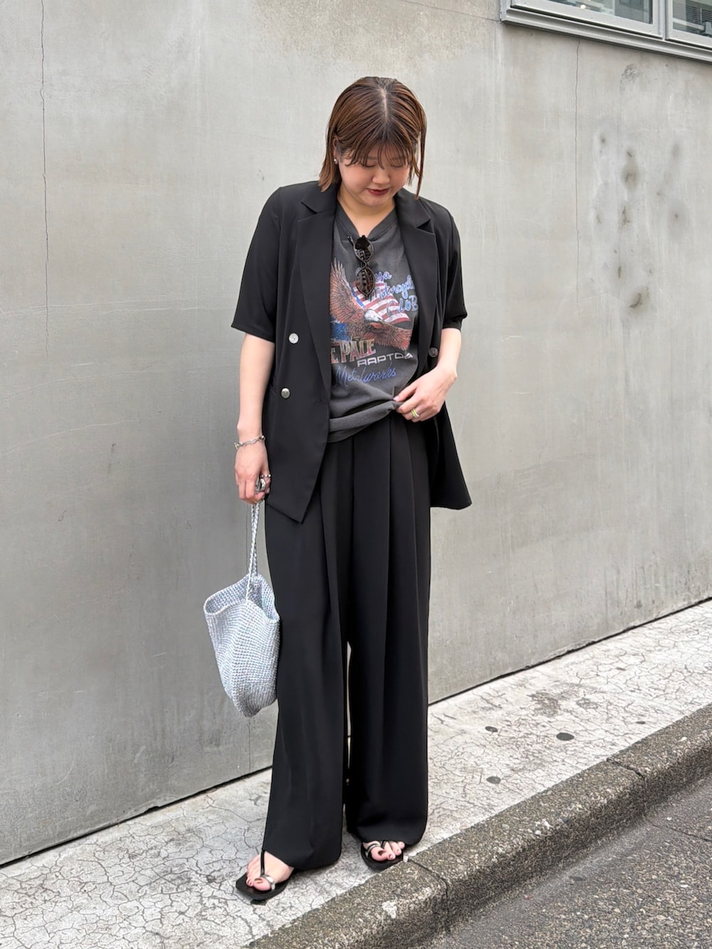 ブラック系のTシャツ/カットソー、ブラック系のその他アウター、シルバー系のショルダーバッグを着用したレディースの夏コーディネートの2枚目の写真