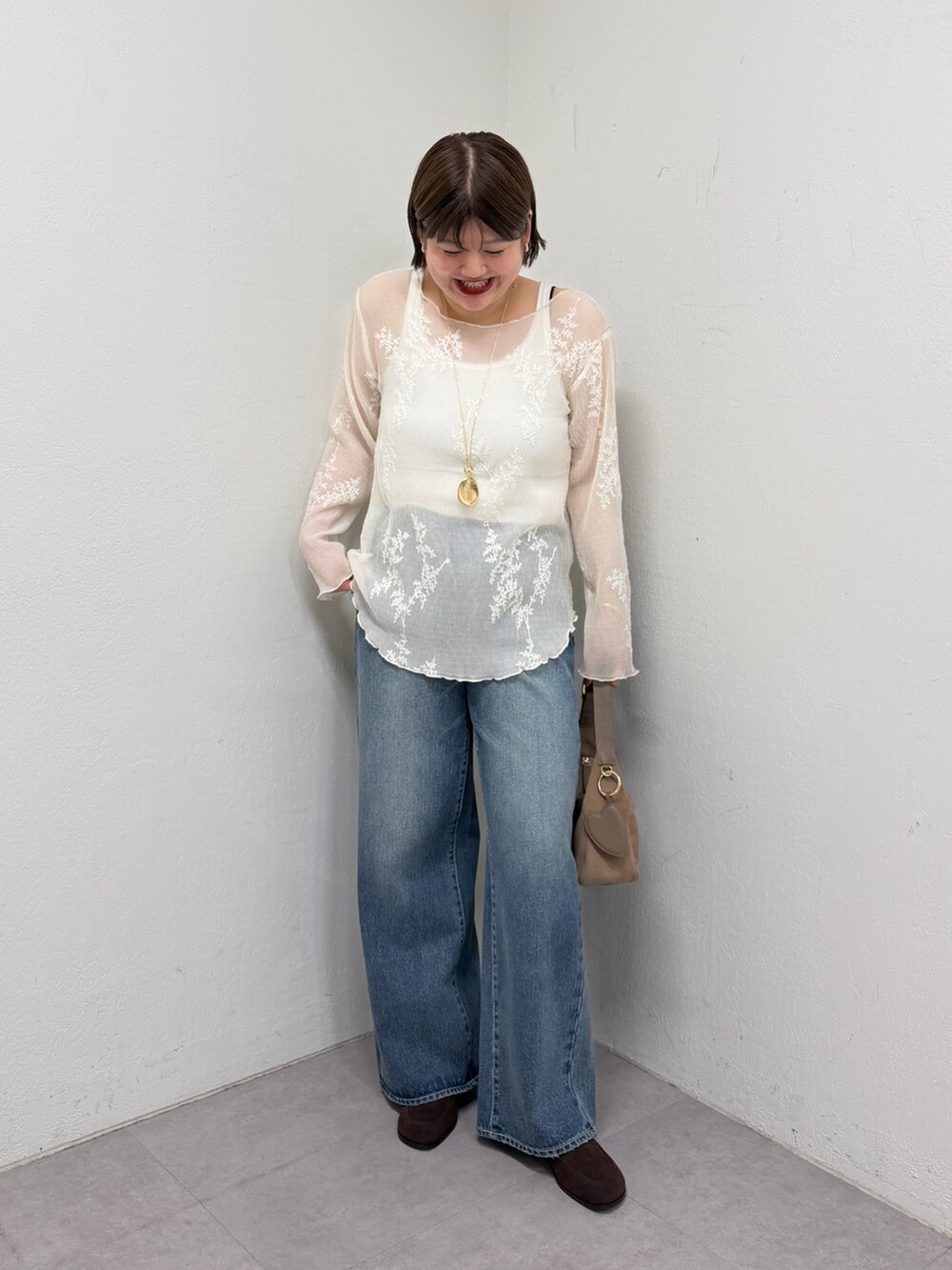 ホワイト系のシャツ/ブラウス、ブルー系のデニムパンツ、ブラウン系のローファーを着用したレディースの夏コーディネートの3枚目の写真