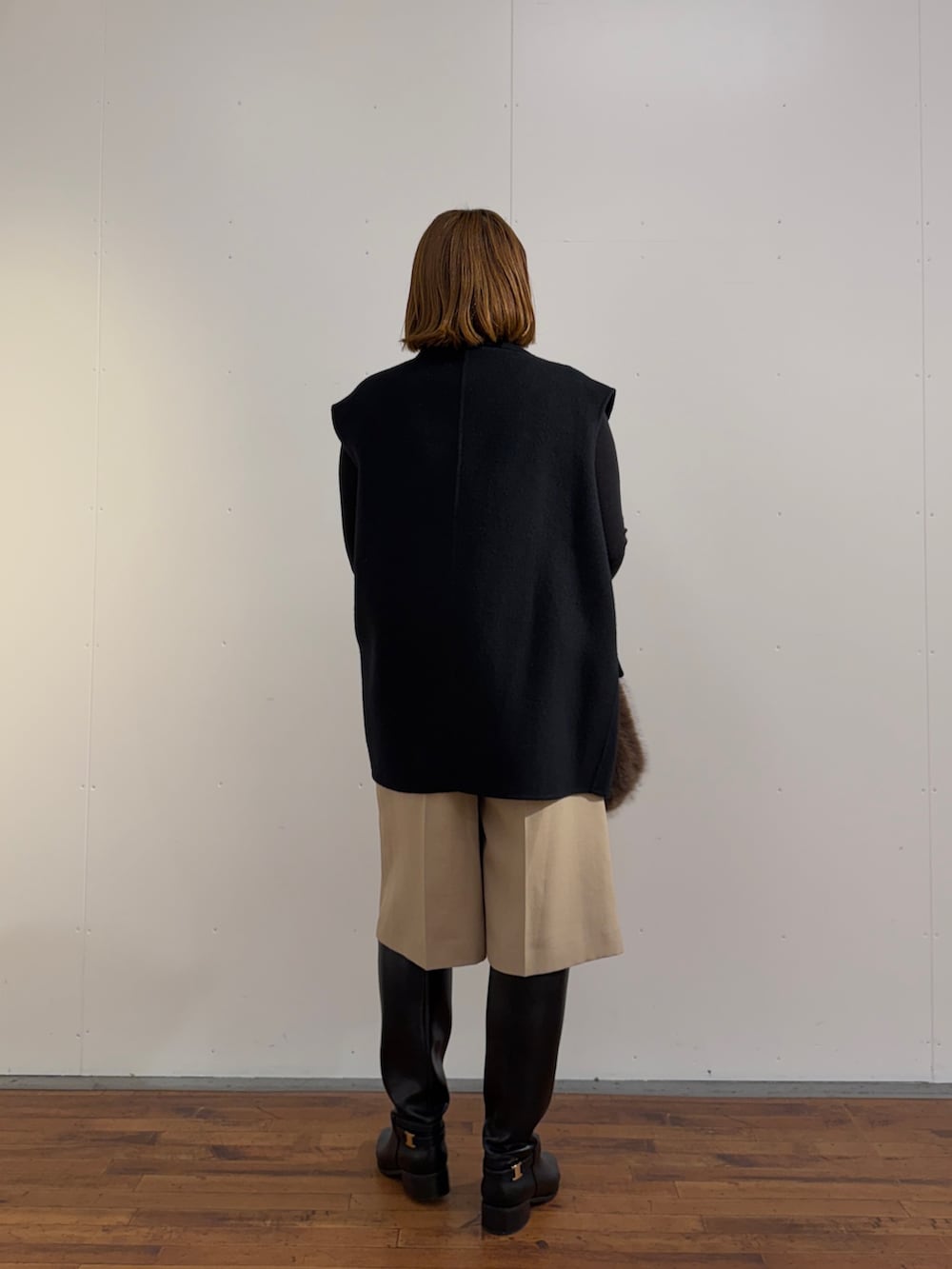 ベージュ系のその他パンツ、ブラック系のブーツ、ブラウン系のトートバッグを着用したレディースの秋コーディネートの3枚目の写真