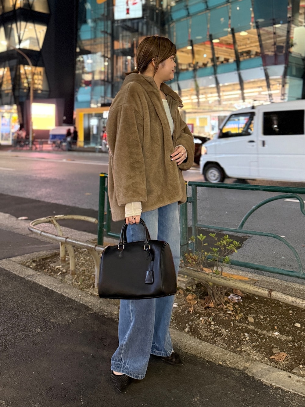 ベージュ系のブルゾン、ブルー系のデニムパンツ、ホワイト系のTシャツ/カットソーを着用したレディースの秋コーディネートの2枚目の写真