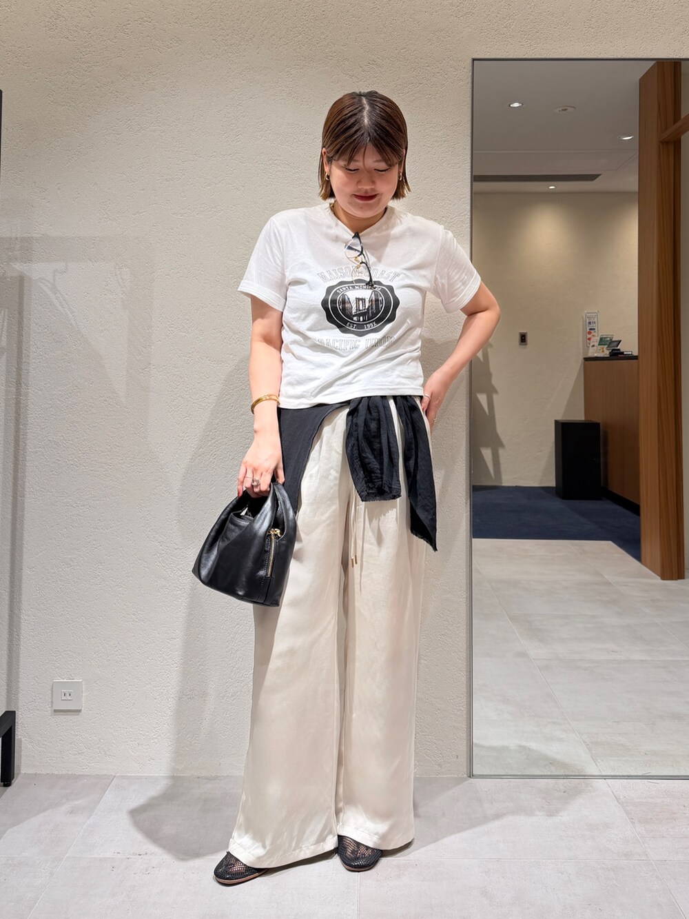 ホワイト系のTシャツ/カットソー、ホワイト系のその他パンツを着用したレディースの夏コーディネートの3枚目の写真