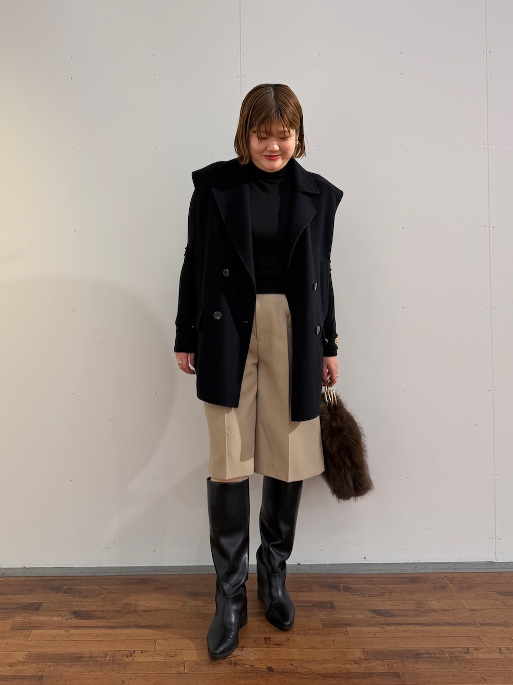 ベージュ系のその他パンツ、ブラック系のブーツ、ブラウン系のトートバッグを着用したレディースの秋コーディネートの5枚目の写真