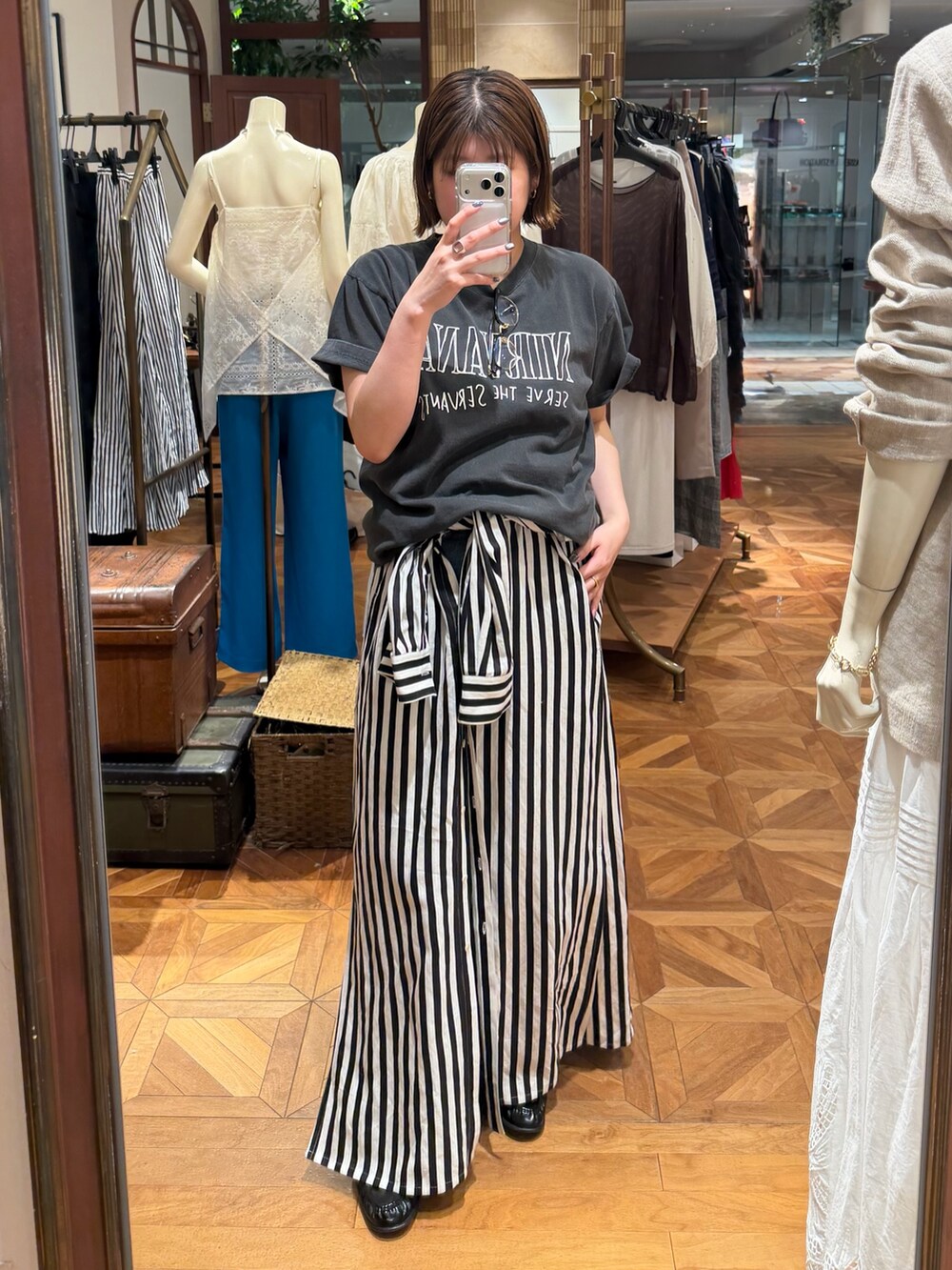 ブラック系のTシャツ/カットソー、ホワイト系のワンピースを着用したレディースの春コーディネートの3枚目の写真