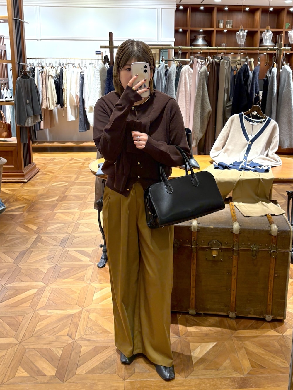 ブラウン系のニット/セーター、ブラウン系のニット/セーター、グリーン系のその他パンツを着用したレディースの秋コーディネートの2枚目の写真