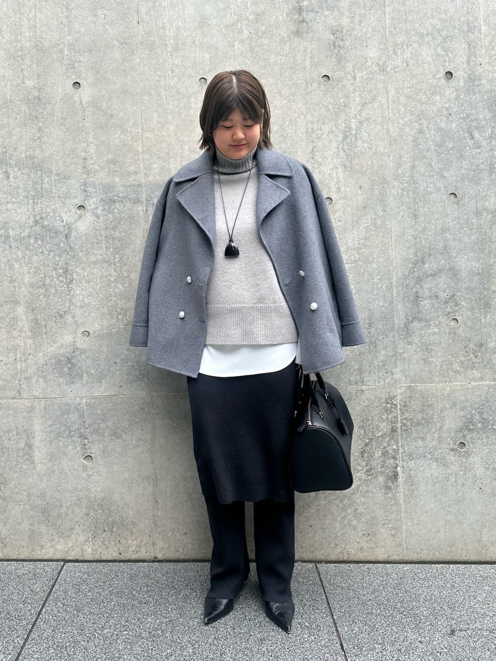 グレー系のその他アウター、グレー系のニット/セーター、ホワイト系のシャツ/ブラウスを着用したレディースの秋コーディネートの3枚目の写真