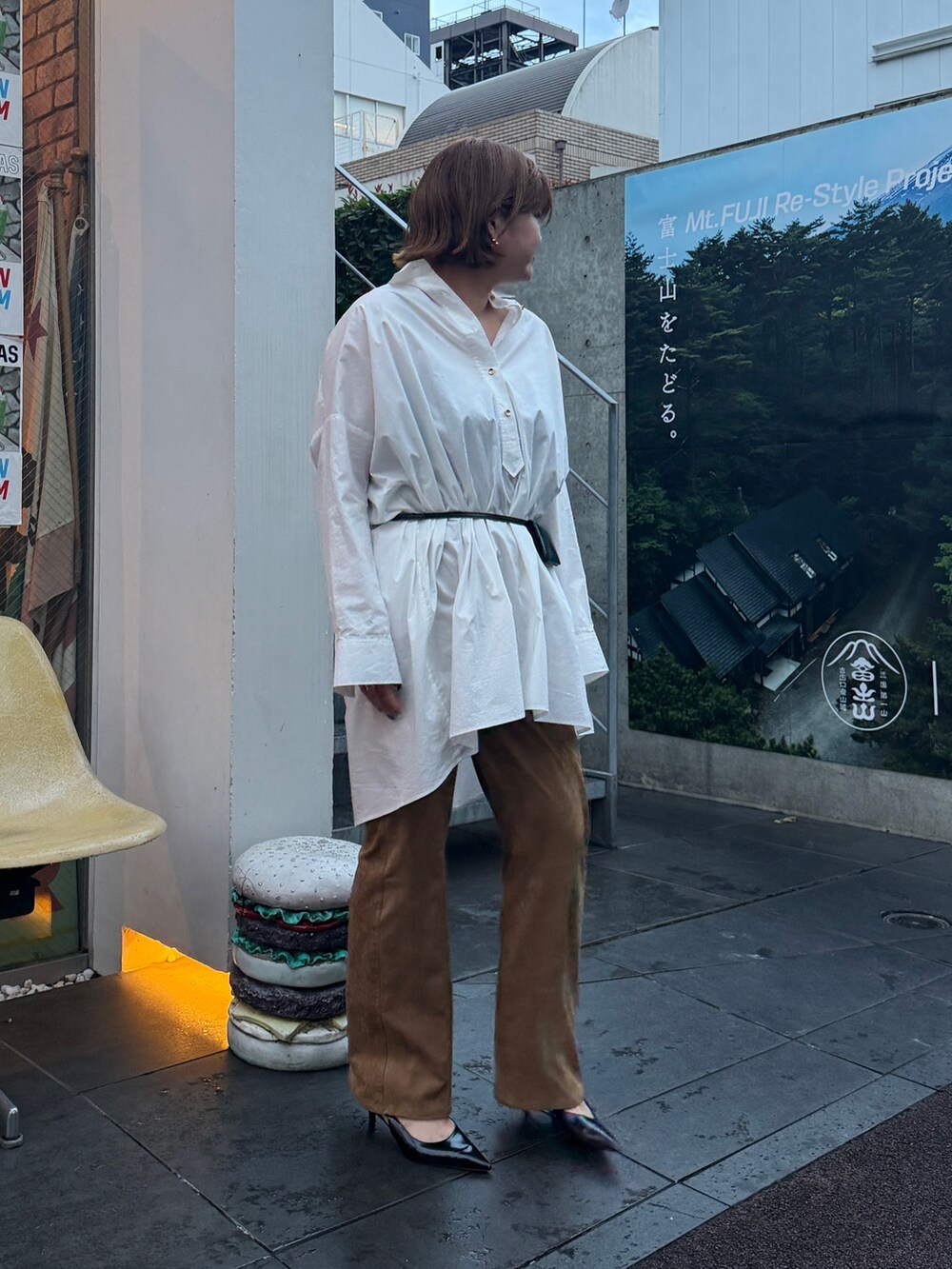 ホワイト系のシャツ/ブラウス、イエロー系のその他パンツ、ブラック系のパンプスを着用したレディースの秋コーディネートの2枚目の写真