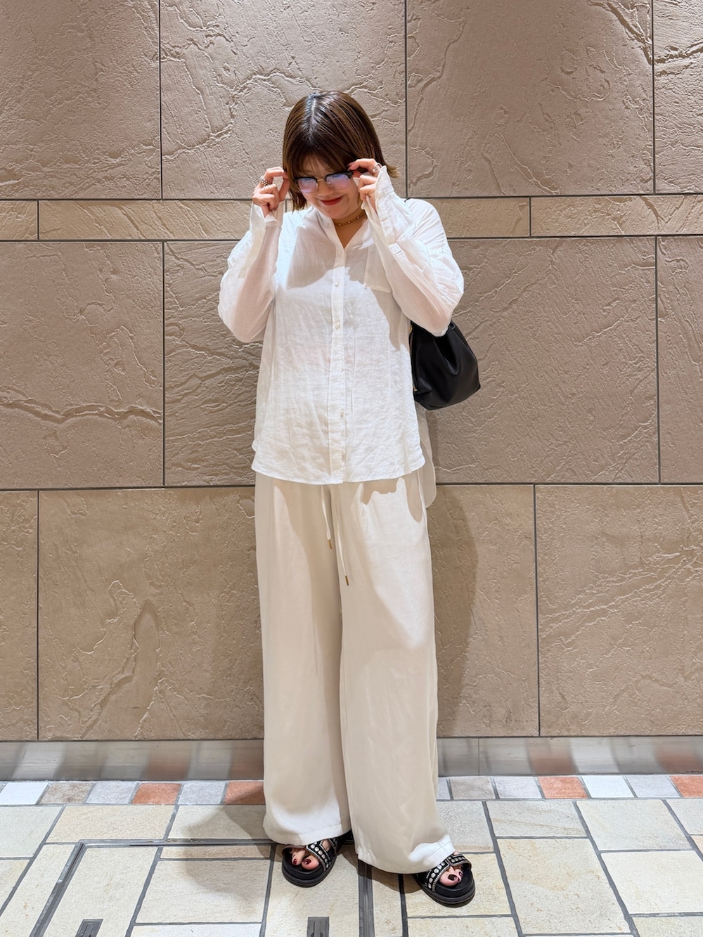 ホワイト系のその他パンツ、ホワイト系のシャツ/ブラウスを着用したレディースの夏コーディネートの2枚目の写真