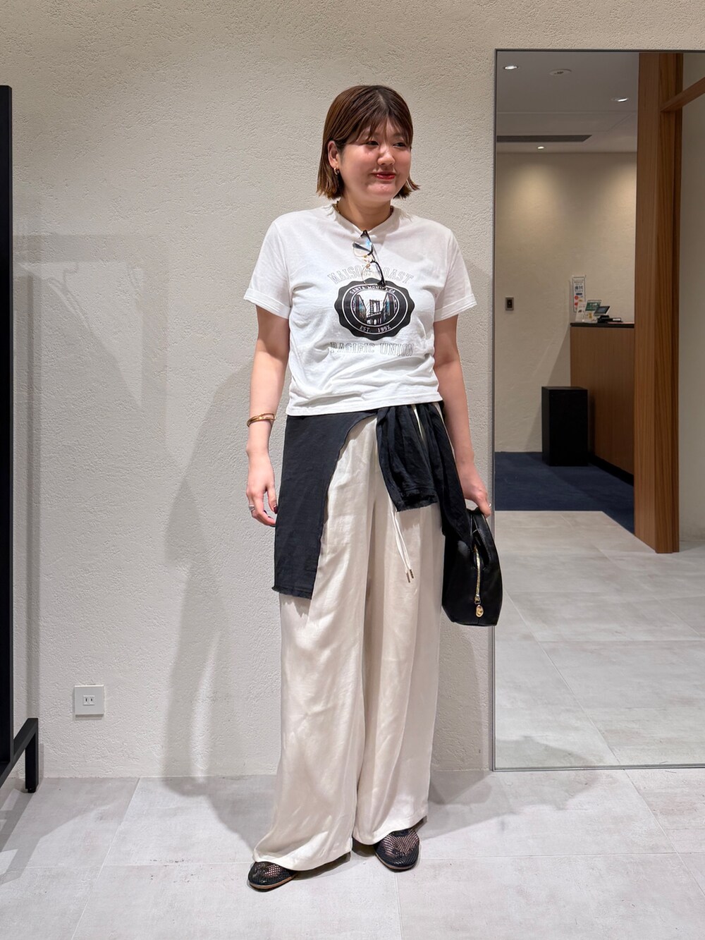ホワイト系のTシャツ/カットソー、ホワイト系のその他パンツを着用したレディースの夏コーディネートの2枚目の写真