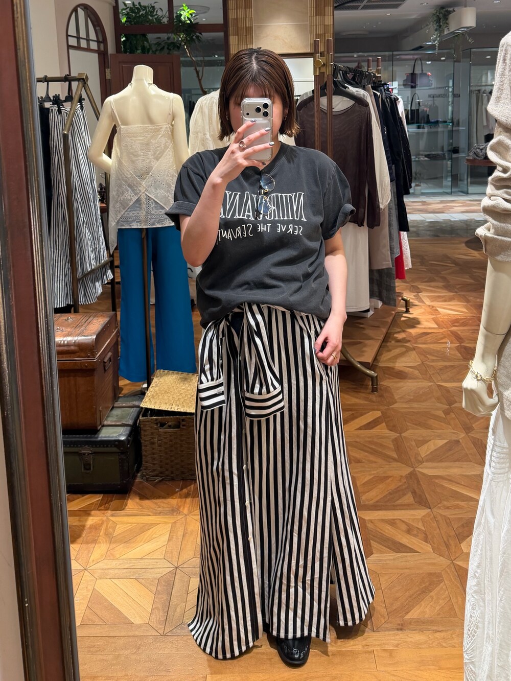 ブラック系のTシャツ/カットソー、ホワイト系のワンピースを着用したレディースの春コーディネートの2枚目の写真