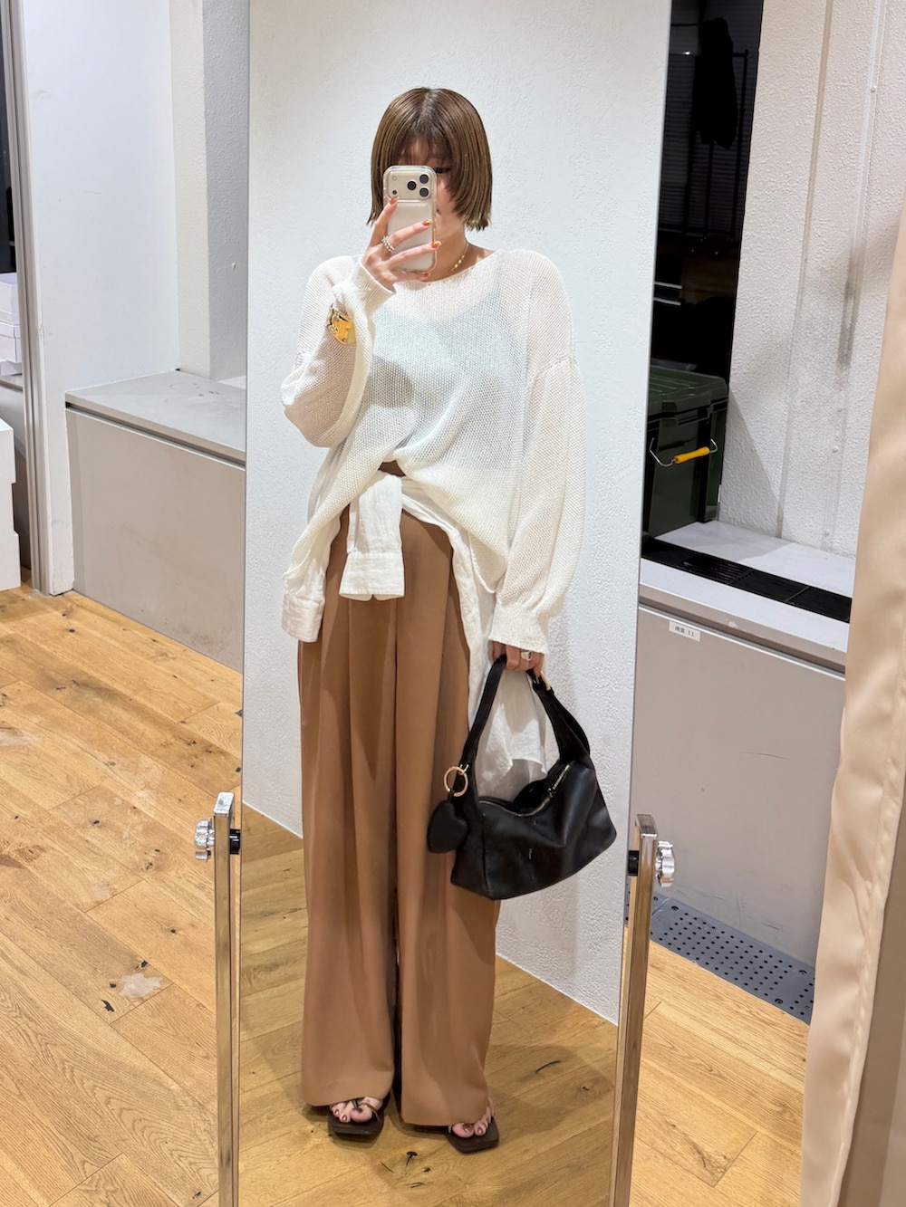 ホワイト系のニット/セーター、ブラック系のショルダーバッグ、イエロー系のその他パンツを着用したレディースの夏コーディネートの2枚目の写真