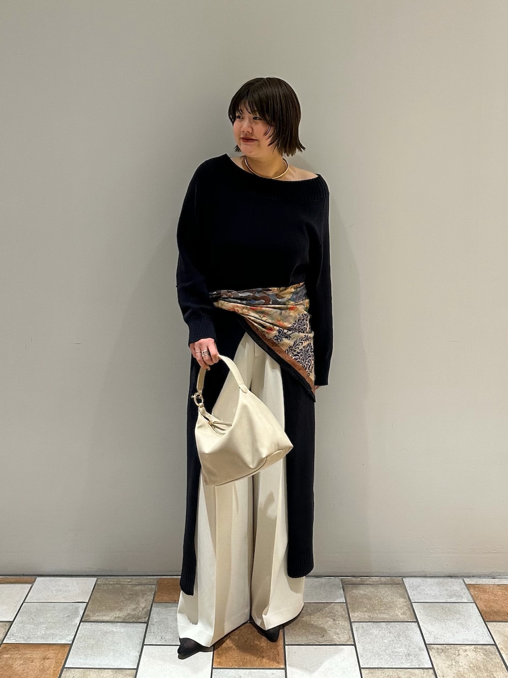 ブルー系のワンピース、ベージュ系のハンドバッグ、ホワイト系のその他パンツを着用したレディースの春コーディネートの2枚目の写真