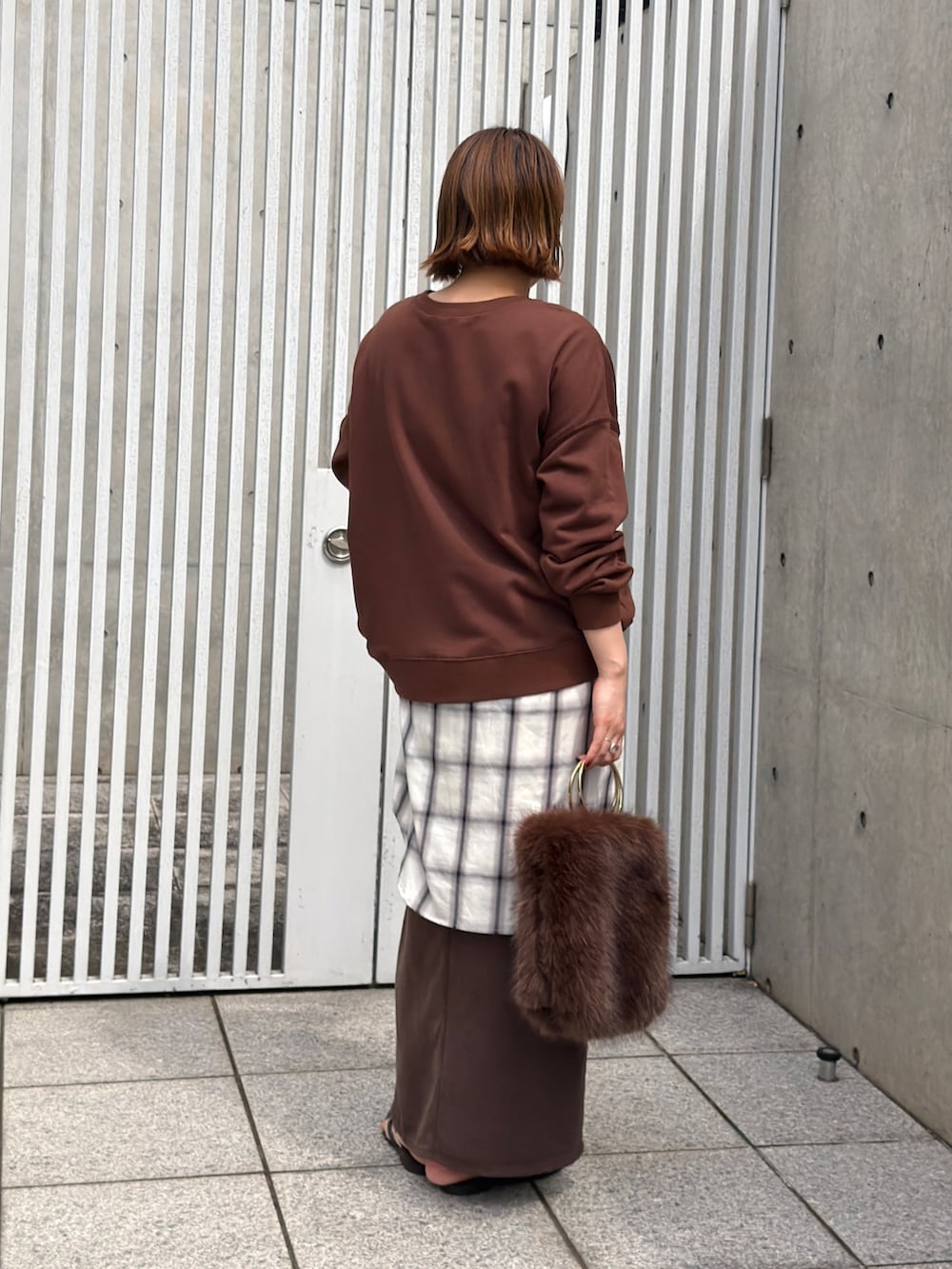ホワイト系のシャツ/ブラウス、ブラウン系のスカート、ゴールド系のサンダルを着用したレディースの夏コーディネートの4枚目の写真
