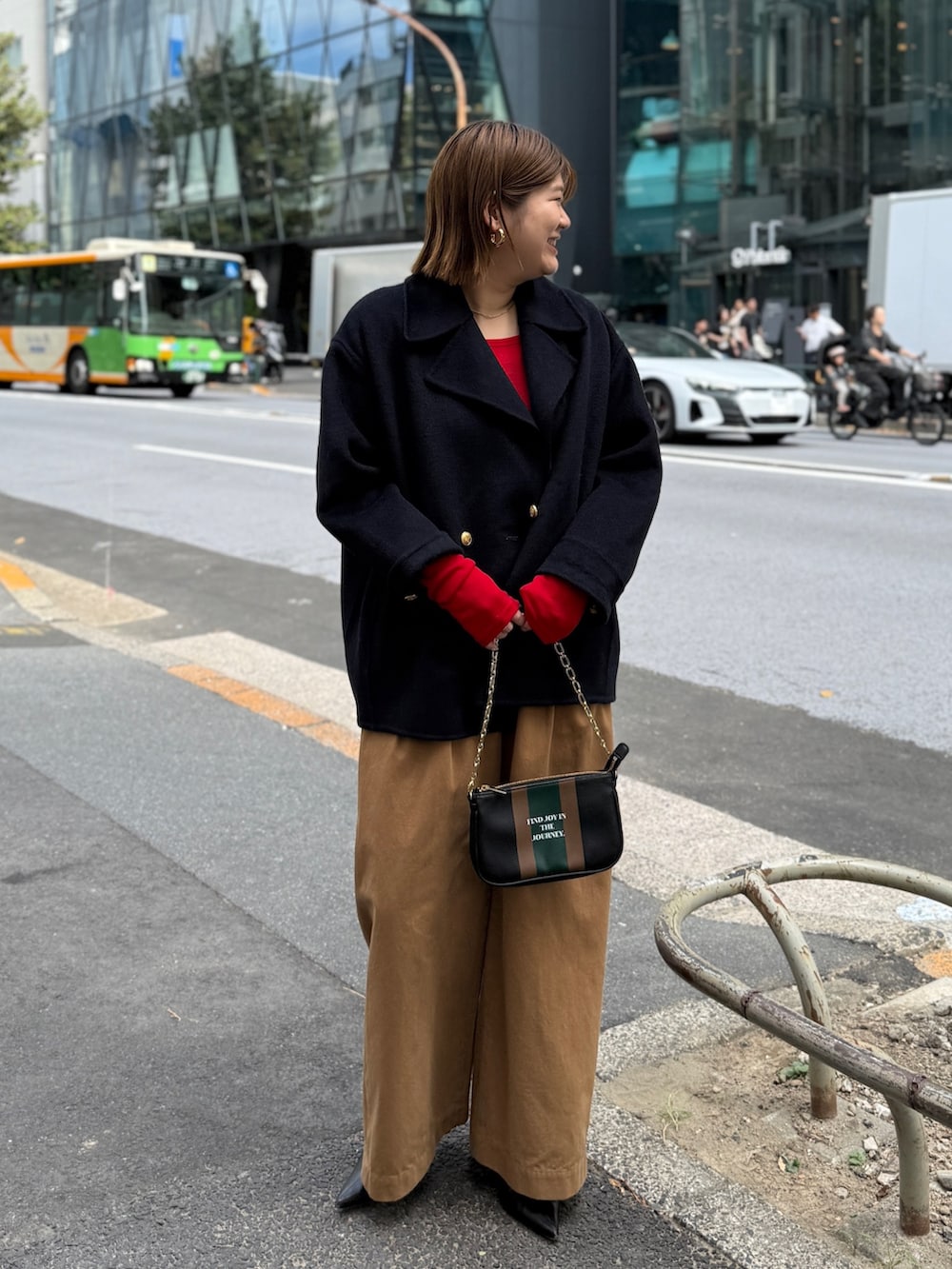 ブルー系のその他アウター、レッド系のTシャツ/カットソー、イエロー系のチノパンツを着用したレディースの秋コーディネートの2枚目の写真