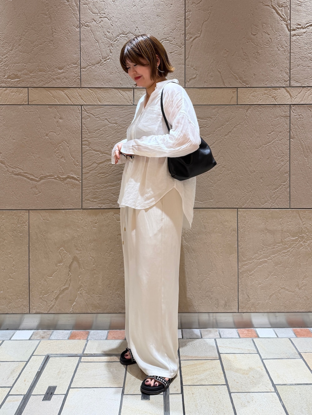ホワイト系のその他パンツ、ホワイト系のシャツ/ブラウスを着用したレディースの夏コーディネートの3枚目の写真