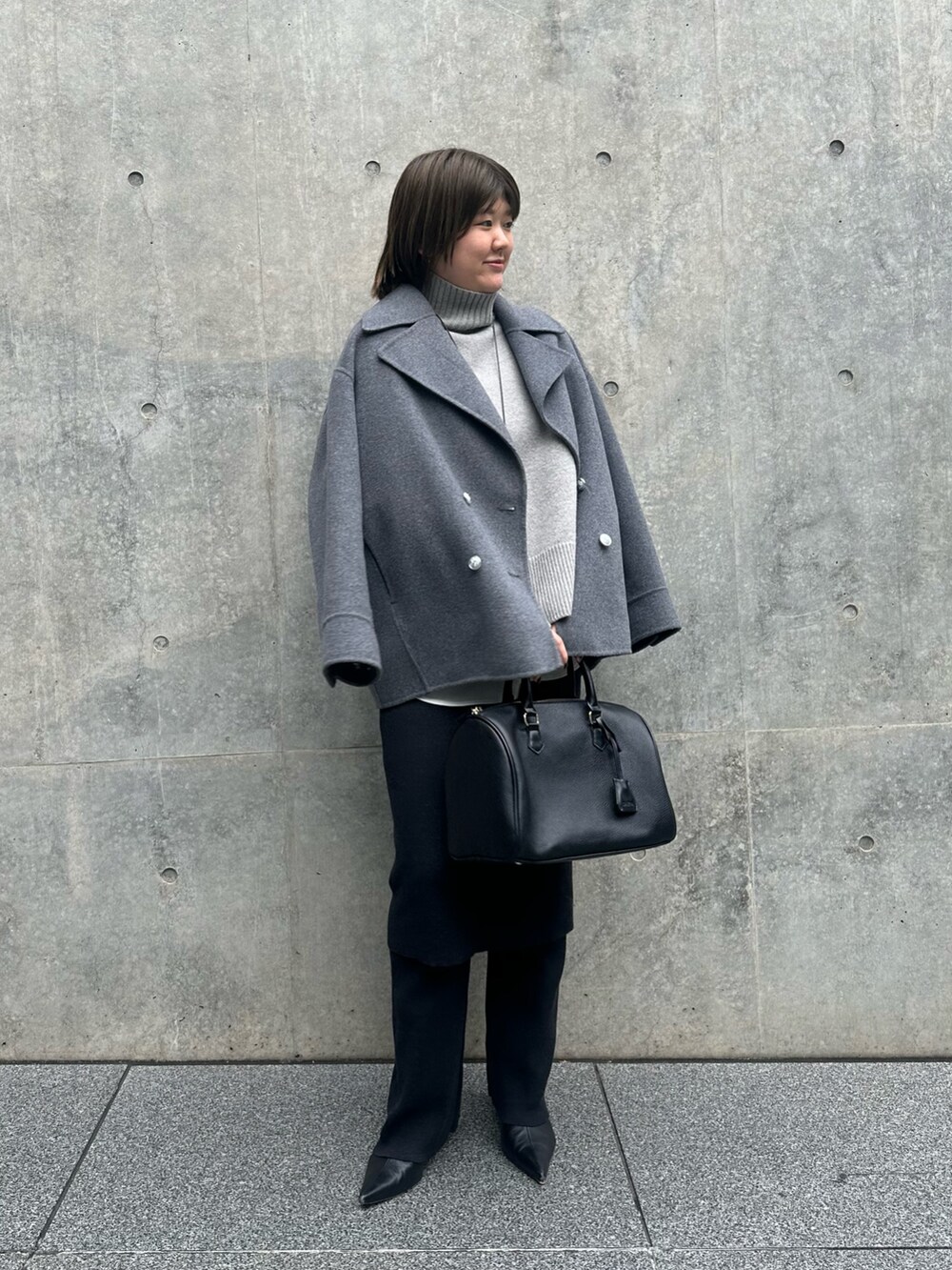 グレー系のその他アウター、グレー系のニット/セーター、ホワイト系のシャツ/ブラウスを着用したレディースの秋コーディネートの2枚目の写真