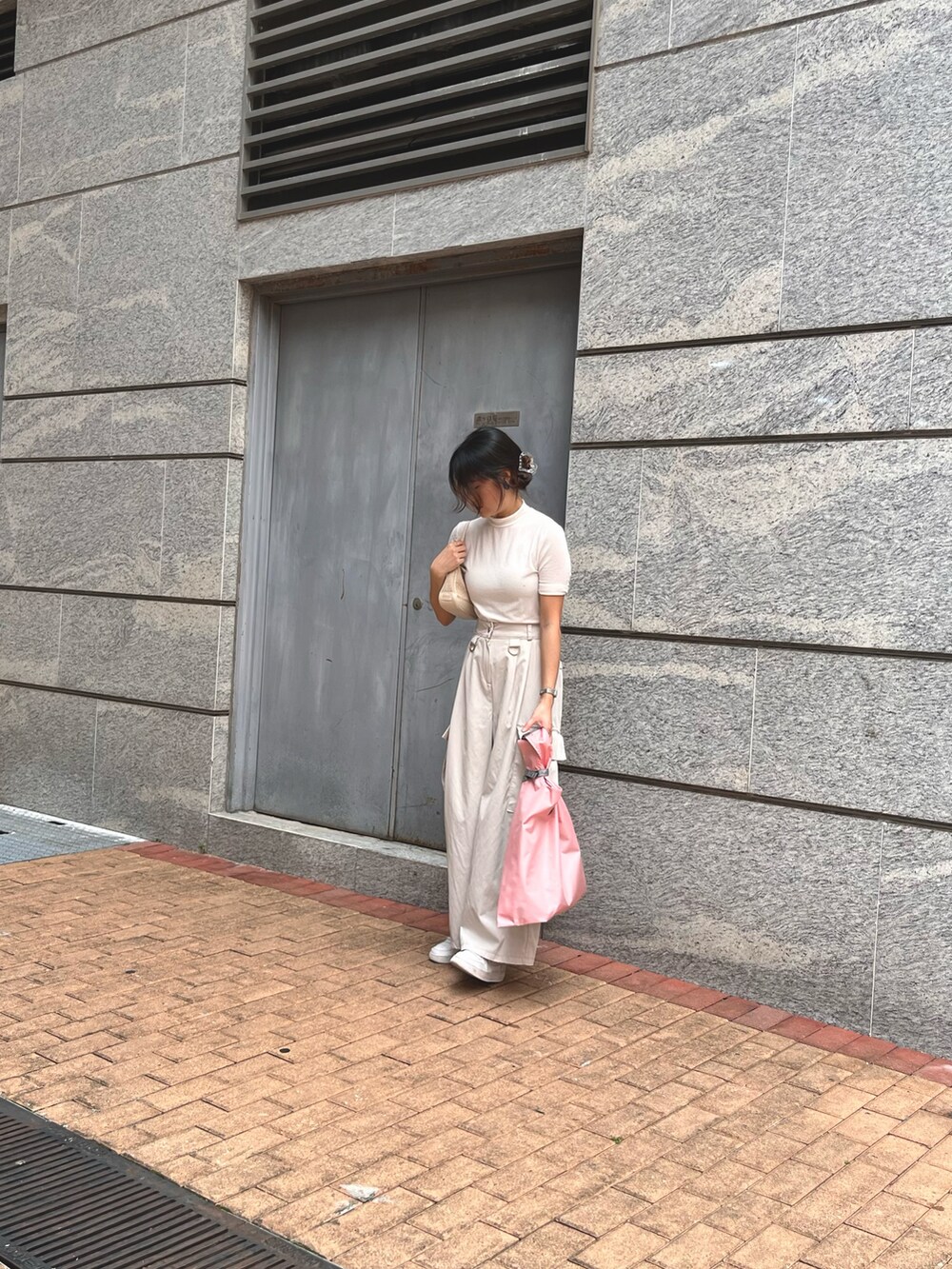 「休日コーデ」｜「COACHのアイテム（クラッチバッグ、イエロー系）」を使った、christaさん（レディース・162cm）の春コーディネートの2枚目の写真