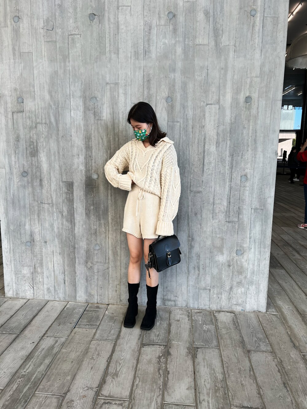 「white、knitwear、短褲」｜「The Cambridge Satchel Companyのアイテム（バッグ、ブラック系）」を使った、christaさん（レディース・162cm）の冬コーディネートの2枚目の写真