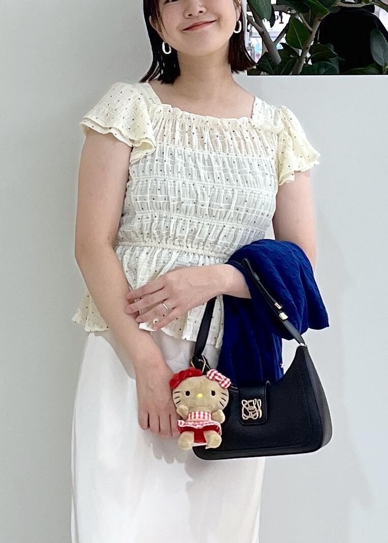 ブルー系のカーディガン/ボレロ、ブラック系のパンプス、ホワイト系のスカートを着用したレディースの夏コーディネートの7枚目の写真