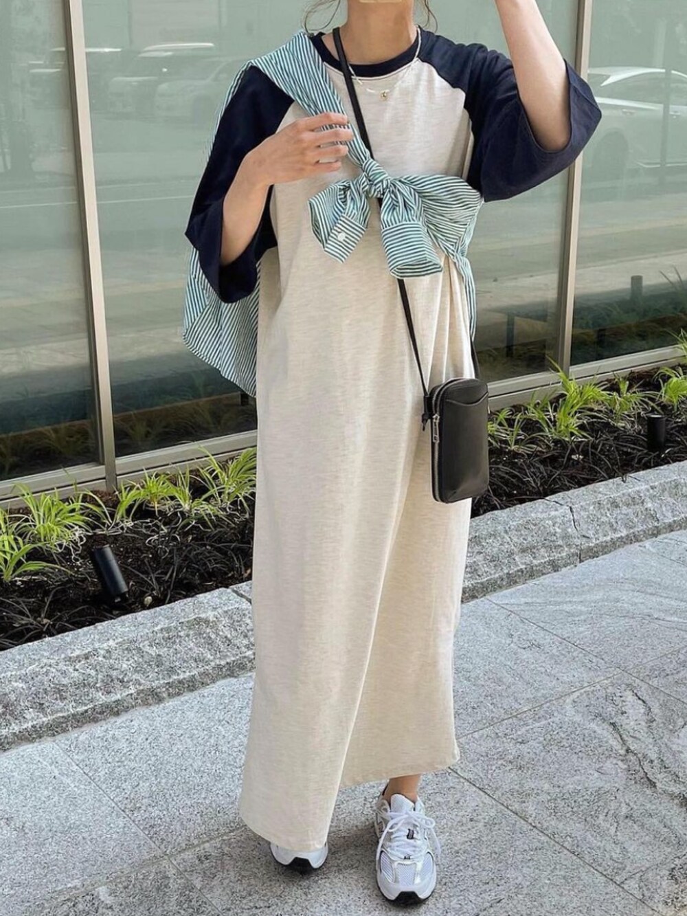 ブルー系のワンピースを着用したレディースの夏コーディネートの2枚目の写真