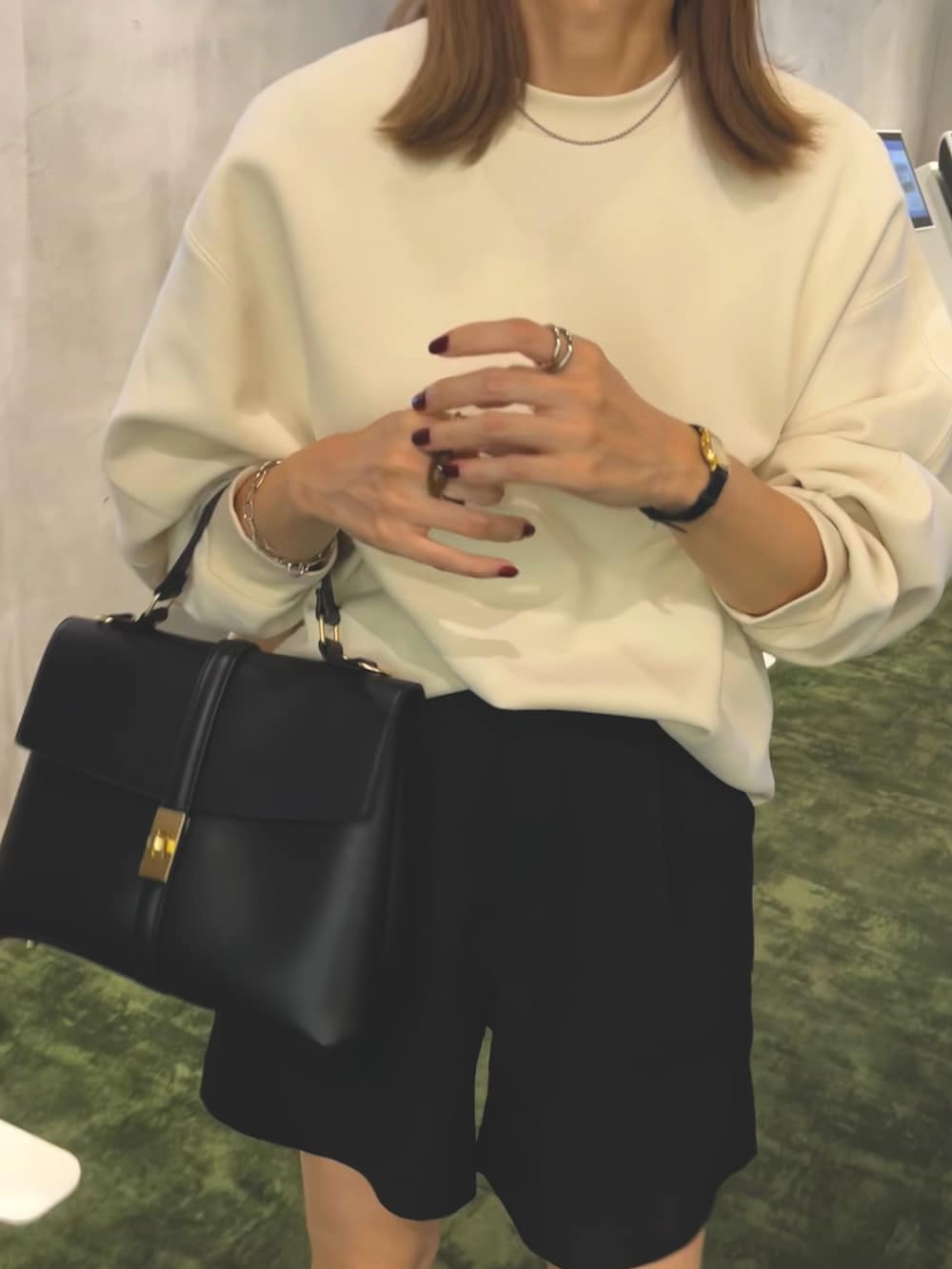 ホワイト系のスウェット、ブラック系のその他パンツ、ブラック系のブーツを着用したレディースの秋コーディネートの4枚目の写真