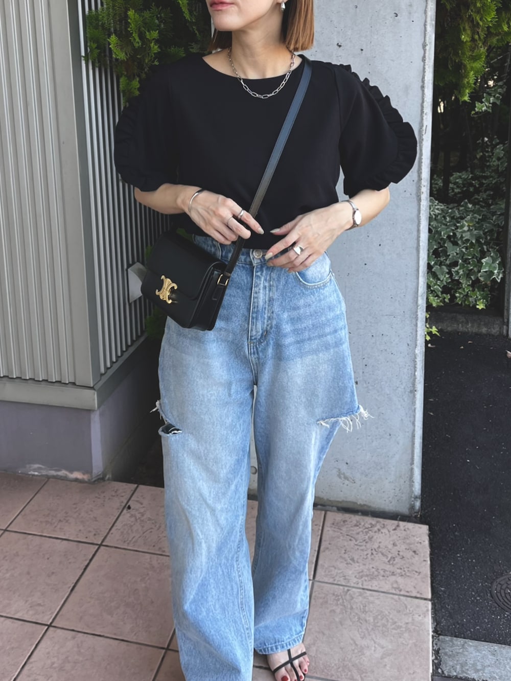 ブルー系のデニムパンツ、ブラック系のTシャツ/カットソーを着用したレディースの夏コーディネートの2枚目の写真