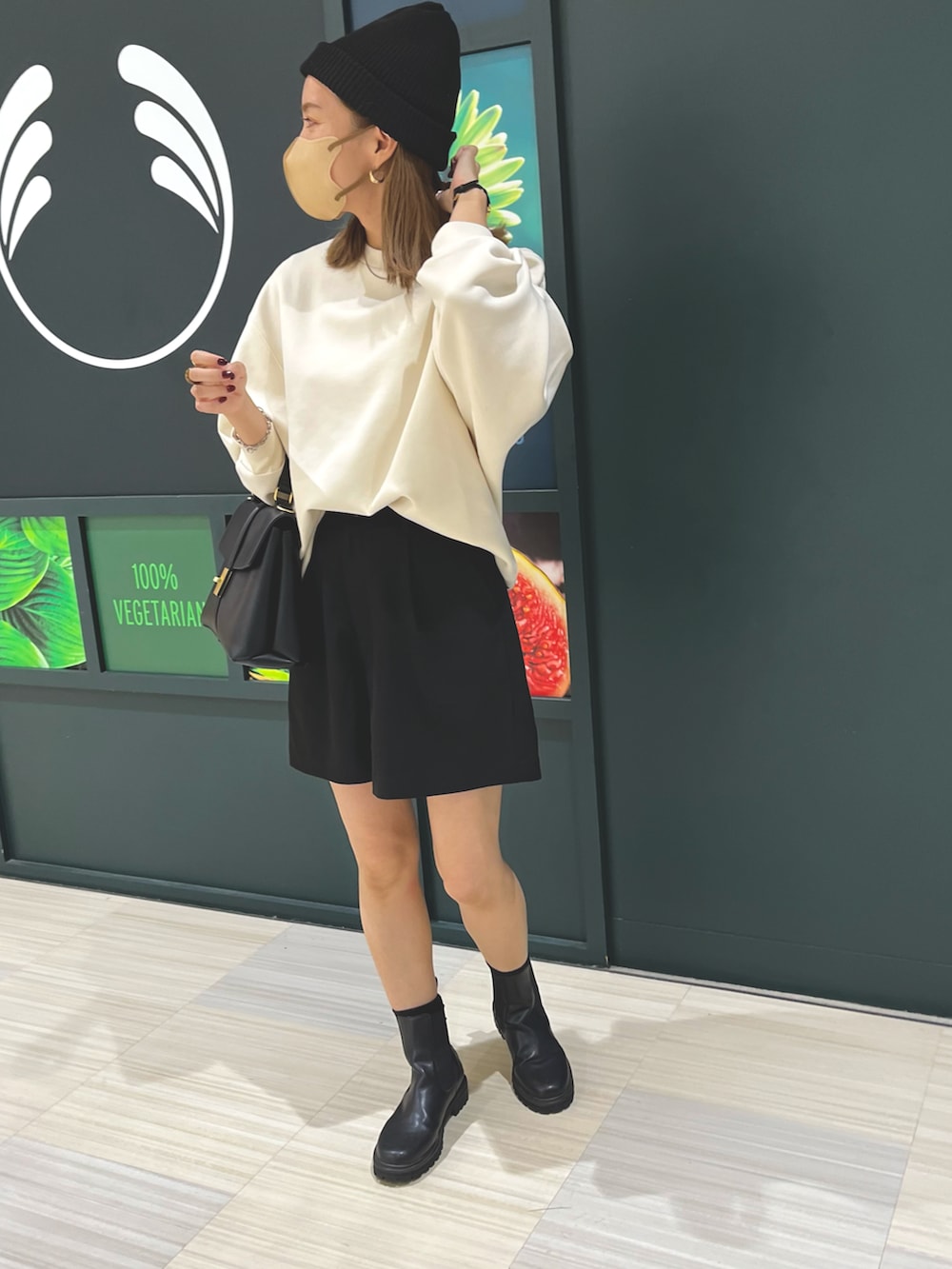 ホワイト系のスウェット、ブラック系のその他パンツ、ブラック系のブーツを着用したレディースの秋コーディネートの2枚目の写真