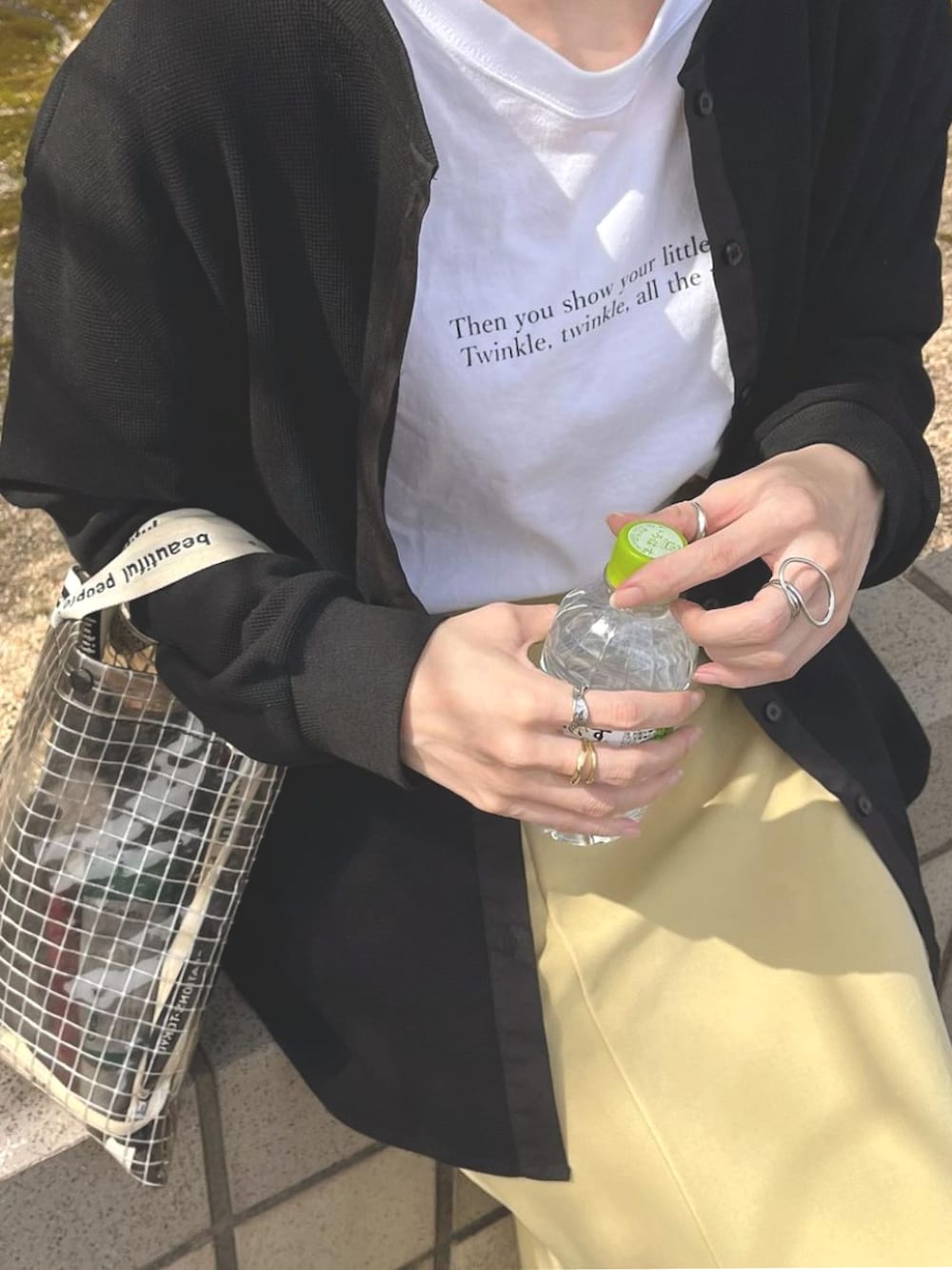 ブラック系のTシャツ/カットソーを着用したレディースの春コーディネートの2枚目の写真