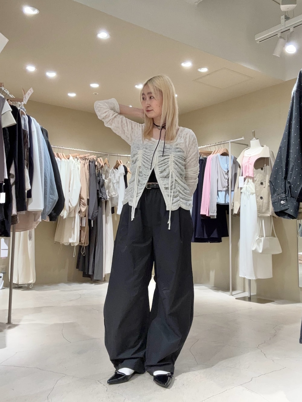 ホワイト系のカーディガン/ボレロ、ブラック系のその他パンツ、ブラック系のパンプスを着用したレディースの春コーディネートの2枚目の写真