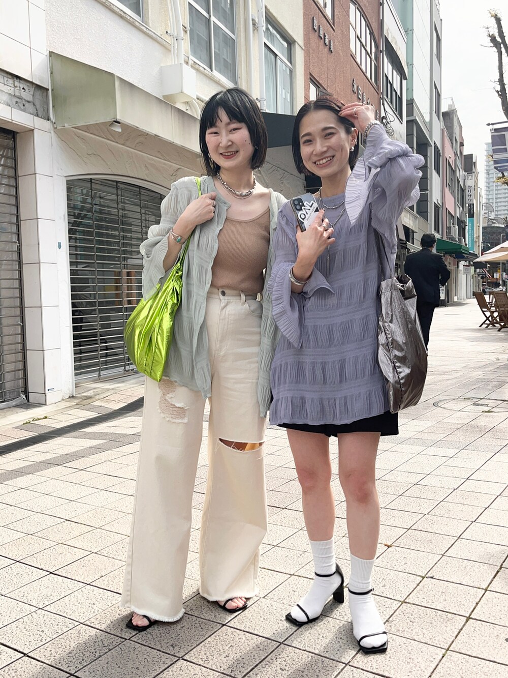 ホワイト系のデニムパンツ、ゴールド系のサンダル、ホワイト系のキャミソールを着用したレディースの春コーディネートの4枚目の写真