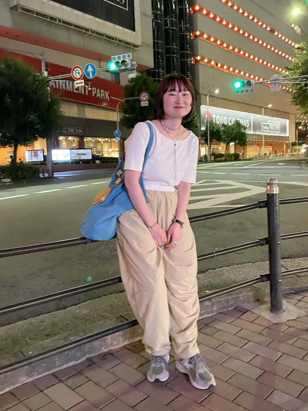 ベージュ系のその他パンツ、ホワイト系のTシャツ/カットソーを着用したレディースの夏コーディネートの3枚目の写真