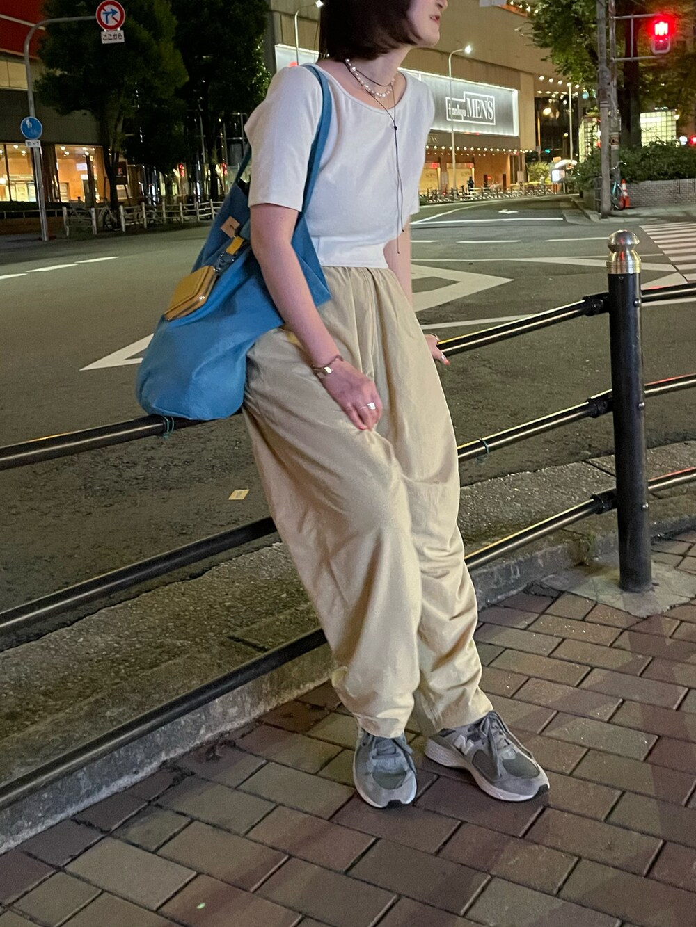 ベージュ系のその他パンツ、ホワイト系のTシャツ/カットソーを着用したレディースの夏コーディネートの4枚目の写真