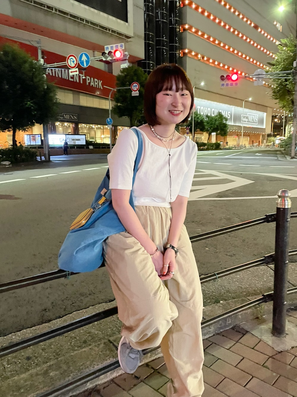 ベージュ系のその他パンツ、ホワイト系のTシャツ/カットソーを着用したレディースの夏コーディネートの2枚目の写真