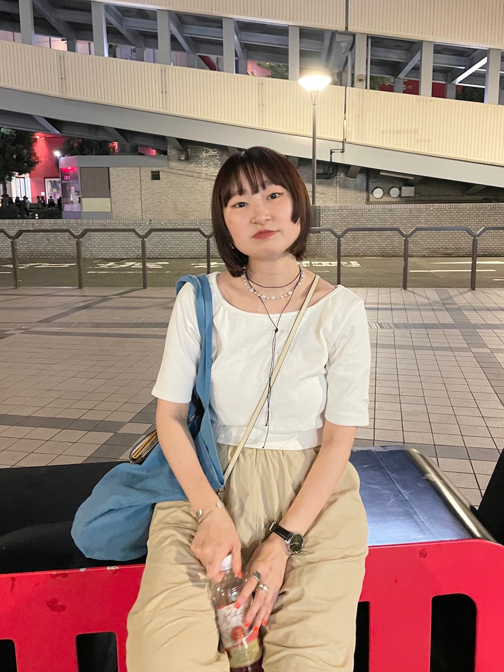 ベージュ系のその他パンツ、ホワイト系のTシャツ/カットソーを着用したレディースの夏コーディネートの5枚目の写真