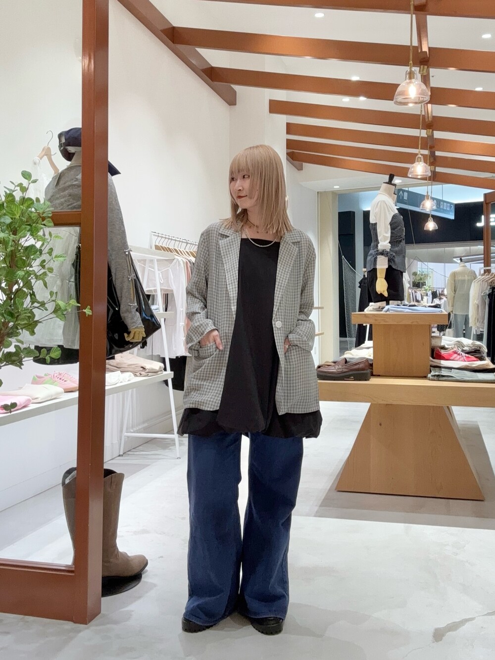 ブラック系のワンピース、グレー系のテーラードジャケット、ブルー系のデニムパンツを着用したレディースの夏コーディネートの2枚目の写真