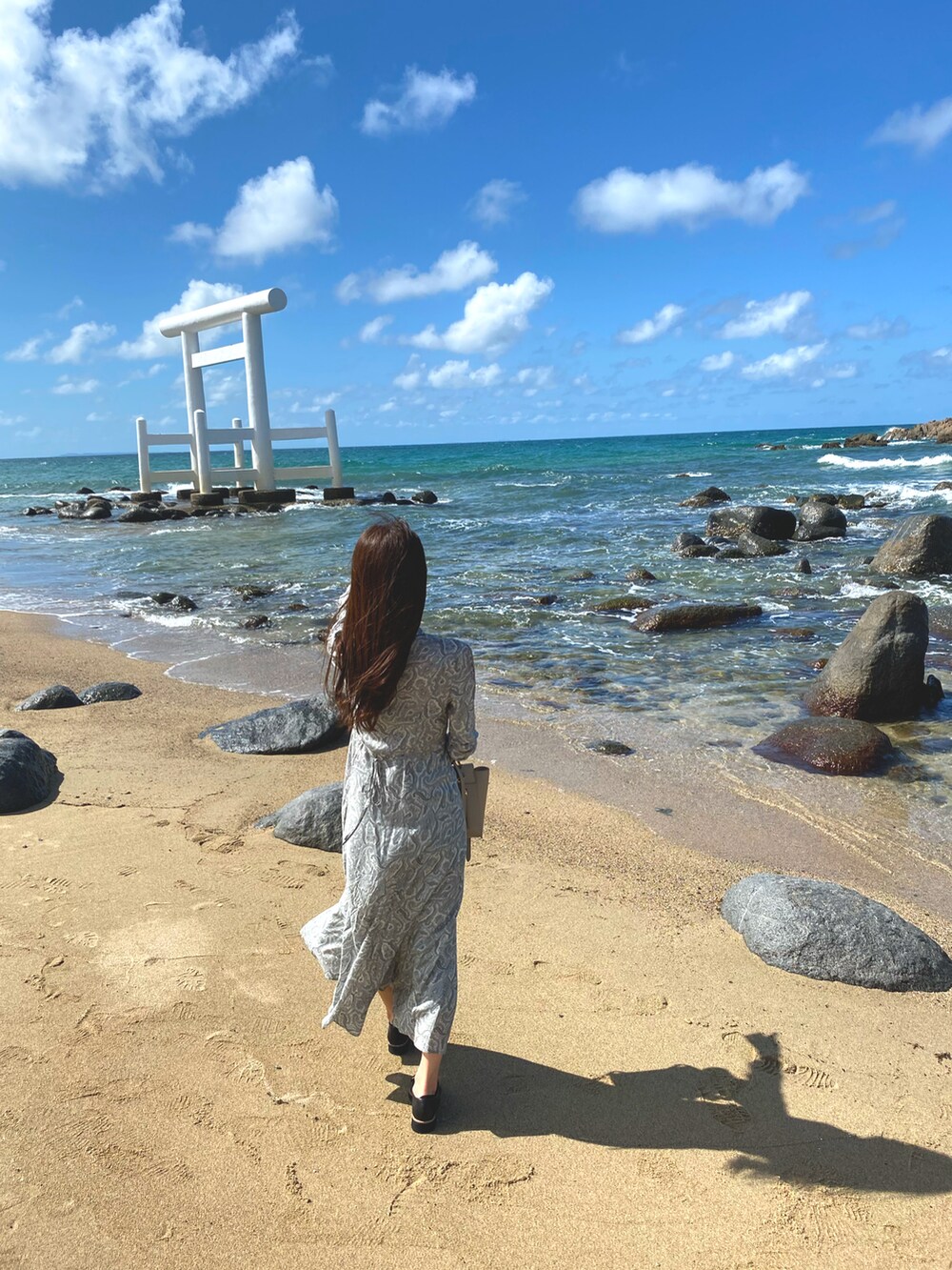 グリーン系のワンピース、ブラック系のローファーを着用したレディースの秋コーディネートの2枚目の写真