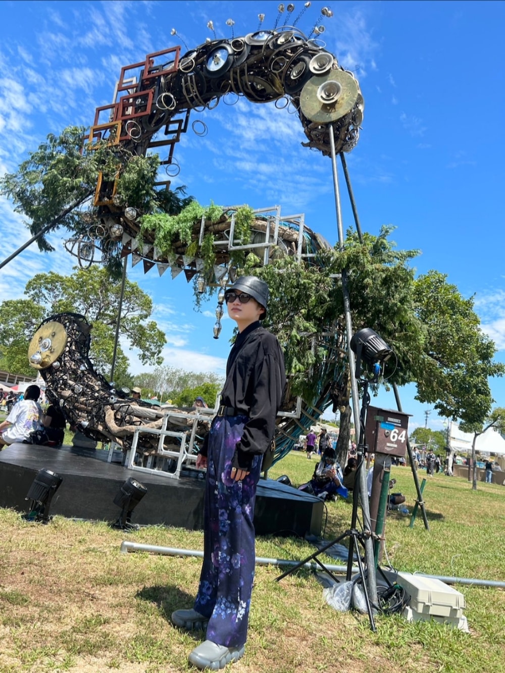 ブラック系のシャツ/ブラウス、ブルー系のその他パンツを着用したメンズの夏コーディネートの2枚目の写真