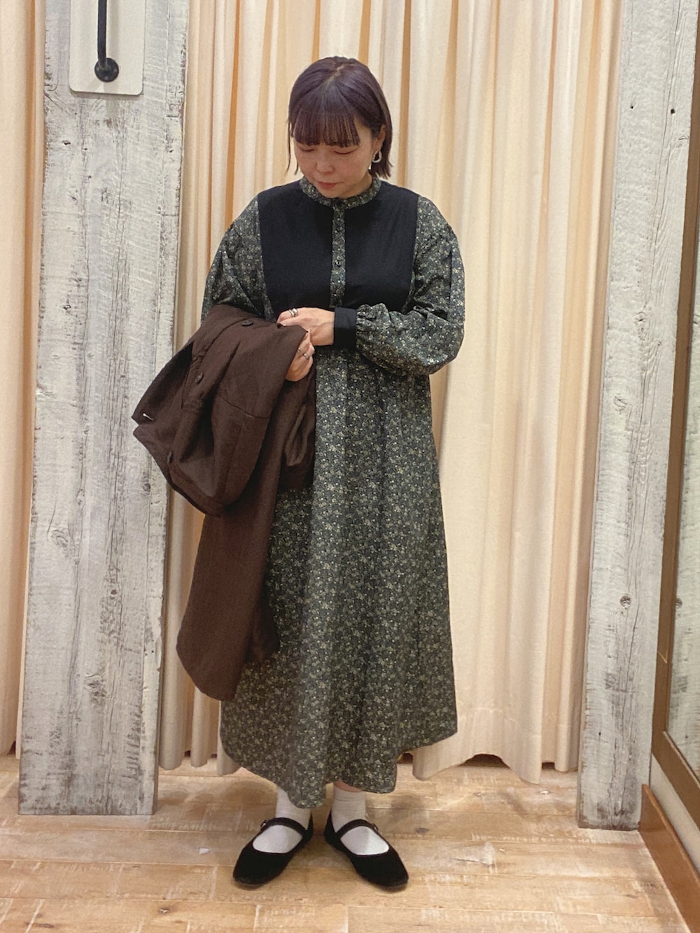 「ehka sopo、エヘカソポ、低身長、低身長コーデ、ゆるコーデ、おしゃれさんと繋がりたい、ワンピース、コート」｜「ehka sopoの花柄切替ワンピース（ワンピース、ブラック系）」を使った、honamiさん（レディース・153cm）の秋コーディネートの4枚目の写真