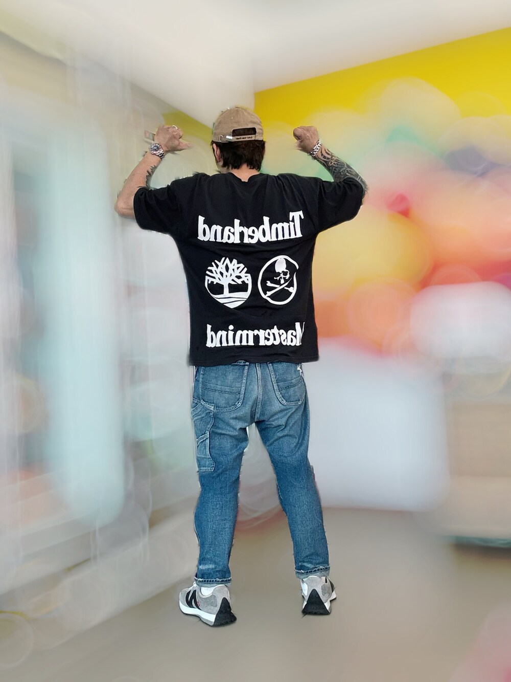 ブラック系のTシャツ/カットソー、その他のデニムパンツ、その他のスニーカーを着用したメンズの春コーディネートの3枚目の写真