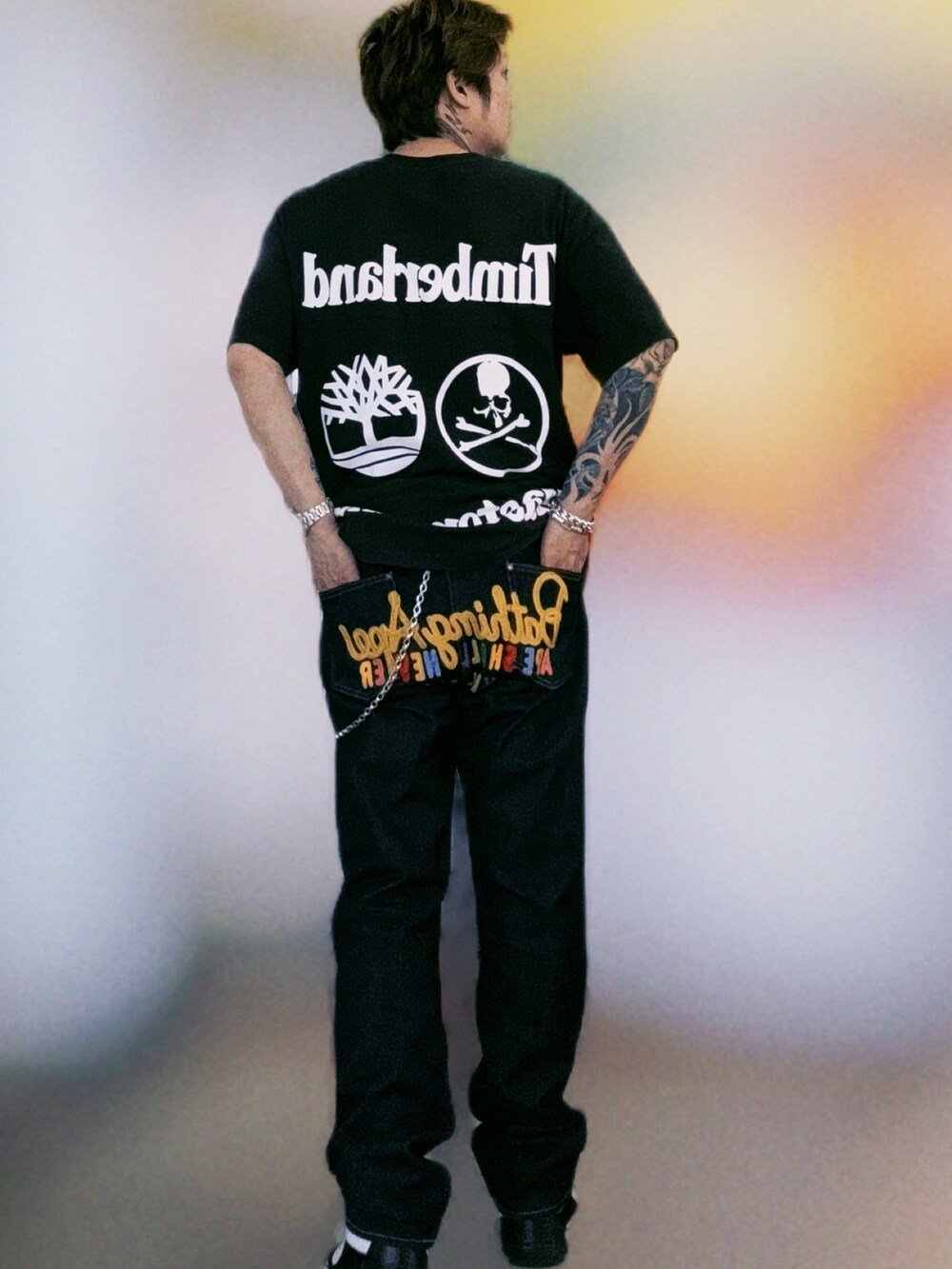 その他のデニムパンツ、ブラック系のスニーカー、ブラック系のTシャツ/カットソーを着用したメンズの春コーディネートの3枚目の写真